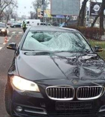 На Центральному проспекті автомобіль збив пішохода: чоловік у важкому стані