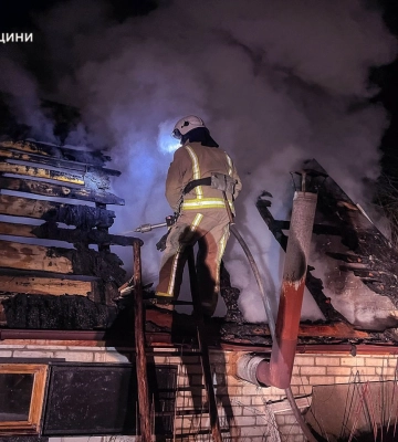 На Лебединщині горіли лазня  та гараж під одним дахом