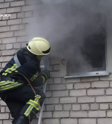 У Запоріжжі рятувальники встигли винести чоловіка живим із задимленої квартири. ФОТО
