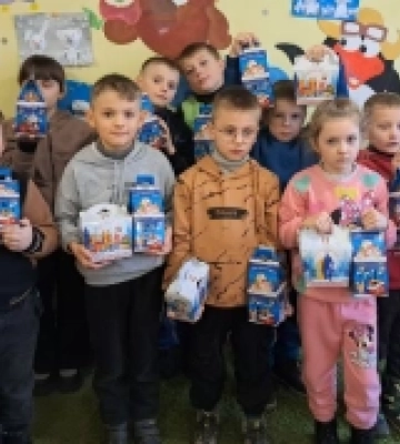 У селі на Волині школярі отримали солодкі подарунки від благодійників