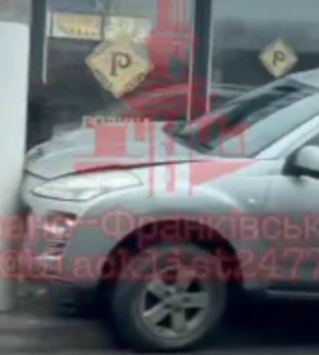 У Делятині автівка врізалась у бетонний стовп: деталі