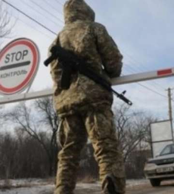 На Київщині працівник ТЦК розтрощив лобове скло в автівці під час перевірки документів у водія. У поліції відреагували