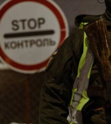 Працівник ТЦК на одному із блокпостів Київщини розбив скло в авто після того, як водій скоїв на нього наїзд: поліція розпочала розслідування. ВIДЕО
