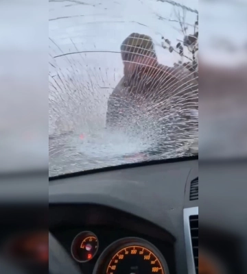 На Київщині працівник ТЦК розтрощив лобове скло в автівці під час перевірки документів у водія. У поліції відреагували