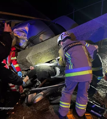 У Дніпрі легковик врізався в електроопору, пораненого водія довелося діставати рятувальникам. ФОТО