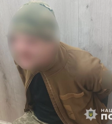 У Тернополі чоловіка у військовому однострої затримали за погрозу ножем жінці та опір поліції
