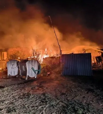 Уламки дронів знову викликали пожежі на Миколаївщині, є постраждалий та пошкодження на енергетичному об'єкті