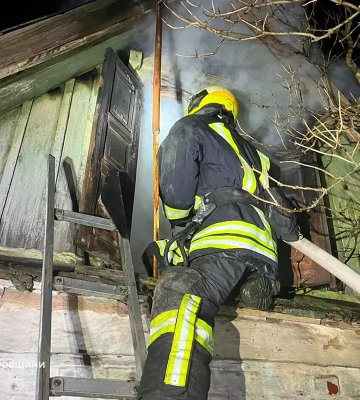 У Кривому Розі під час побутової пожежі у приватному будинку загинула людина. ФОТО