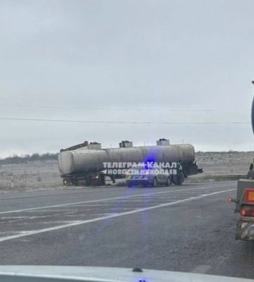 На слизькій трасі фура злетіла з дороги