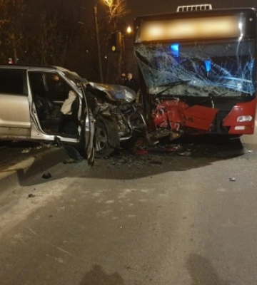 Есть пострадавшие: в Харькове водитель выехал на встречку и влетел в автобус