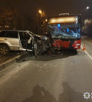 Есть пострадавшие: в Харькове водитель выехал на встречку и влетел в автобус