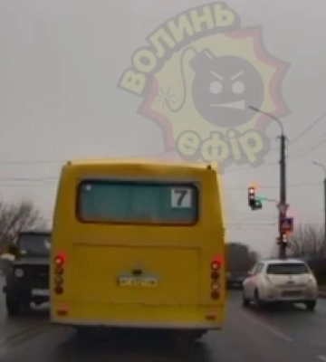 Мчав назустріч: у Луцьку УАЗ в'їхав у маршрутку (відео)