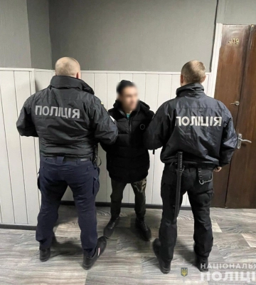 У Дніпрі поліцейські затримали зухвалого вокзального грабіжника. ФОТО