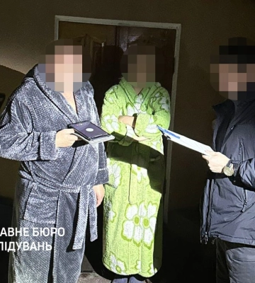 Після проведених обшуків слідчі ДБР затримали й доставили в Київ командира 211-ї бригади