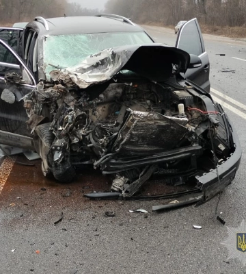 На Вінниччині внаслідок зіткнення двох автівок загинув один із водіїв та постраждали четверо людей