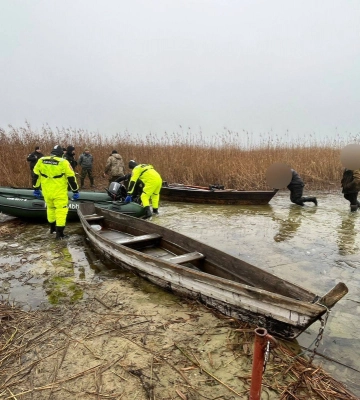 На Волині рятувальники визволили рибалок, які застрягли з пробитим човном посеред озера 
