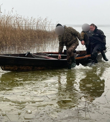 На Волині рятувальники визволили рибалок, які застрягли з пробитим човном посеред озера 