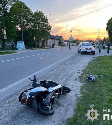 Отримала травми і штраф: на Волині п’яна скутеристка в’їхала в електроопору