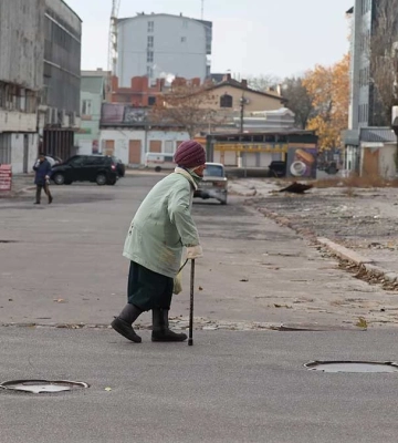 "Догляд вдома": на Херсонщині продовжать працювати соціальні працівники, які допомагають маломобільним людям