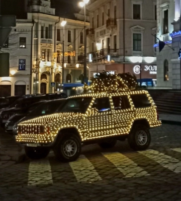 Новорічний джип у центрі Чернівців: водій прикрасив своє авто гірляндами