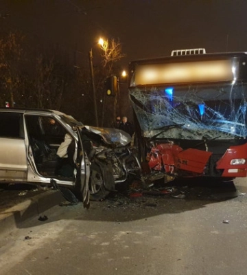У Харкові легковик в’їхав у автобус, постраждали шестеро людей