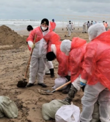 З узбережжя Криму зібрали 226 тонн забрудненого мазутом ґрунту після аварії нафтових танкерів