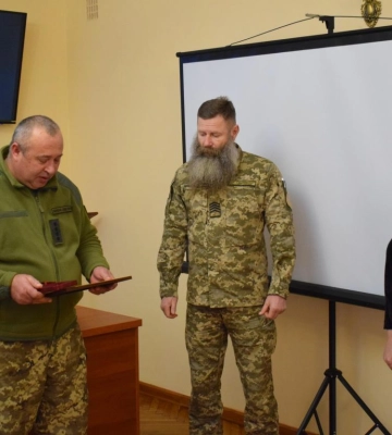 Дружині загиблого бійця з Рівненщини передали його нагороду