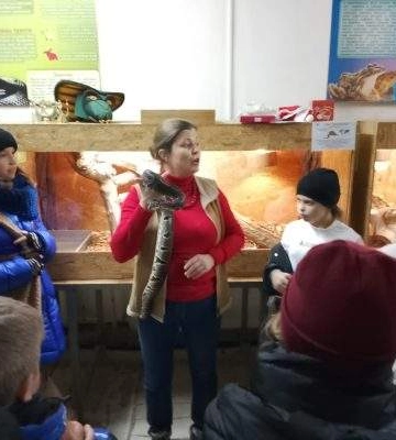 Відвідувачам миколаївського зоопарку дозволили погладити змій