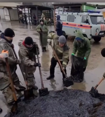 С побережья Крыма собрали 226 тонн загрязненного грунта после аварии нефтяных танкеров в Керченском проливе