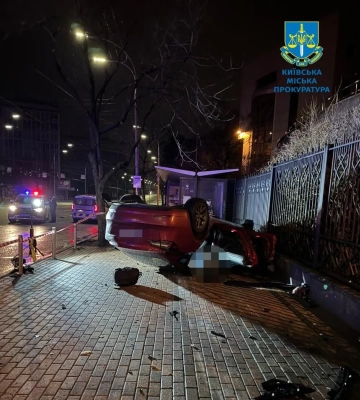 Tesla втрапила у смертельну ДТП у Києві: водійці повідомили про підозру