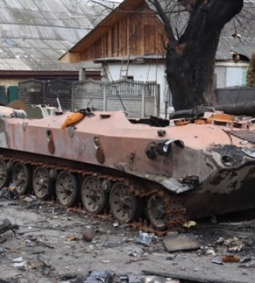 Жінка з червоним манікюром: поліція з’ясувала, який російський командир наказав розстріляти цивільну в Бучі