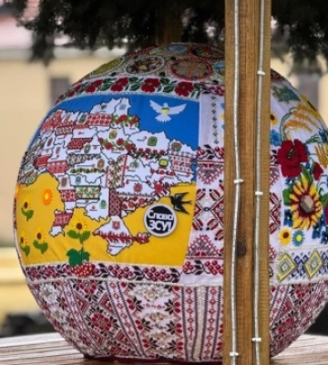 На Львівщині жінка створила найбільшу у світі різдвяну кулю з вишивкою