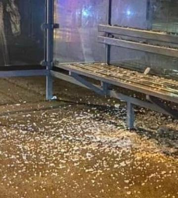 У Львові розтрощили зупинку громадського транспорту