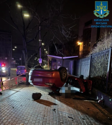 Tesla втрапила у смертельну ДТП у Києві: водійці повідомили про підозру
