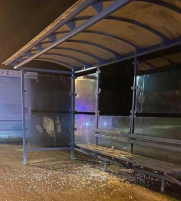 У Львові затримали чоловіка, який розтрощив зупинку громадського транспорту