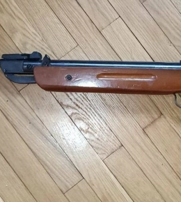 На Львівщині діти грались з пневматичною гвинтівкою, яка вистрелила у чотирирічну дівчинку
