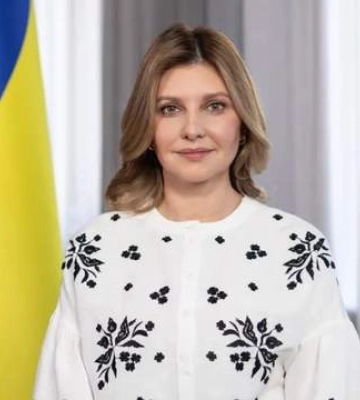 У дизайнерській блузі з незвичайним принтом: Зеленська зачарувала новим образом