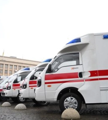 В Ужгороді медикам передали сім автомобілів швидкої допомоги, один з яких — реанімобіль