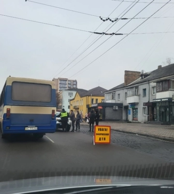 У Луцьку на Ковельській «влупилися» аж три автівки 