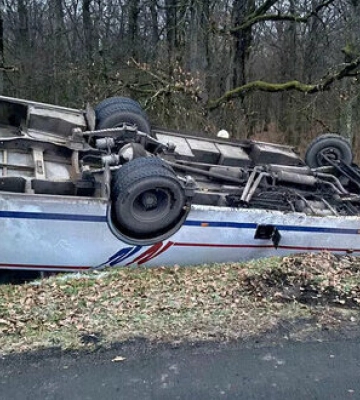 На Закарпатті перекинувся рейсовий автобус: 9 людей госпіталізовано. ФОТОрепортаж