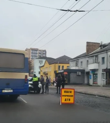 У Луцьку на Ковельській «влупилися» аж три автівки 