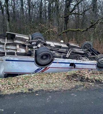На Мукачівщині рейсовий автобус опинився у кюветі