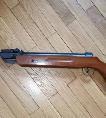 На Львівщині діти грались з пневматичною гвинтівкою, яка вистрелила у чотирирічну дівчинку