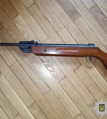 На Львівщині 6-річний хлопчик поцілив з гвинтівки у голову 4-річній сестрі