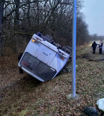 На Мукачівщині рейсовий автобус опинився у кюветі