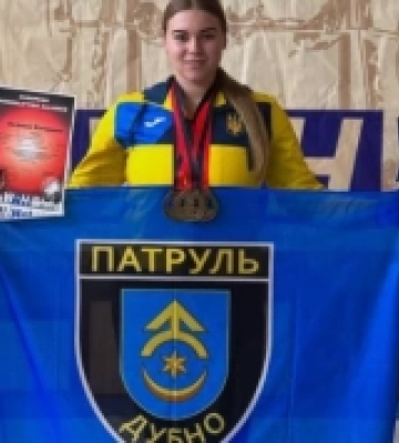 Дебют у пауерліфтингу: дубенська патрульна Катерина Безнюк здобуває три золота