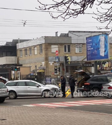 У центрі Черкас сталася ДТП за участі порше кайен