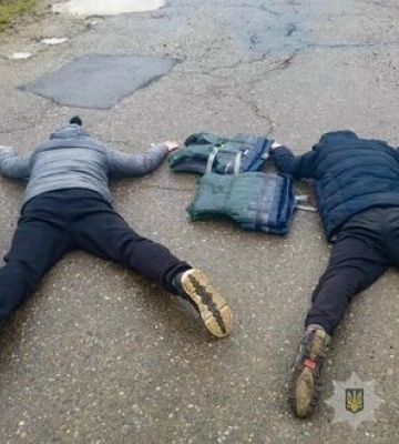 Псевдополіцейський на інкасаторському авто: двоє чоловіків організували схему переправлення за кордон на Закарпатті.&amp;hellip;