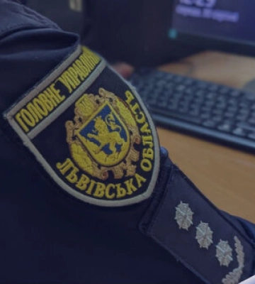 На Львівщині правоохоронці підозрюють жінку в організації фіктивного шлюбу для незаконного виїзду чоловіка за кордон