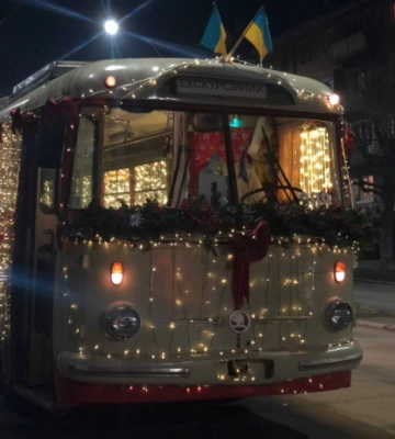 Свято наближається: Чернівцями курсує святковий ретротролейбус, прикрашений гірляндами